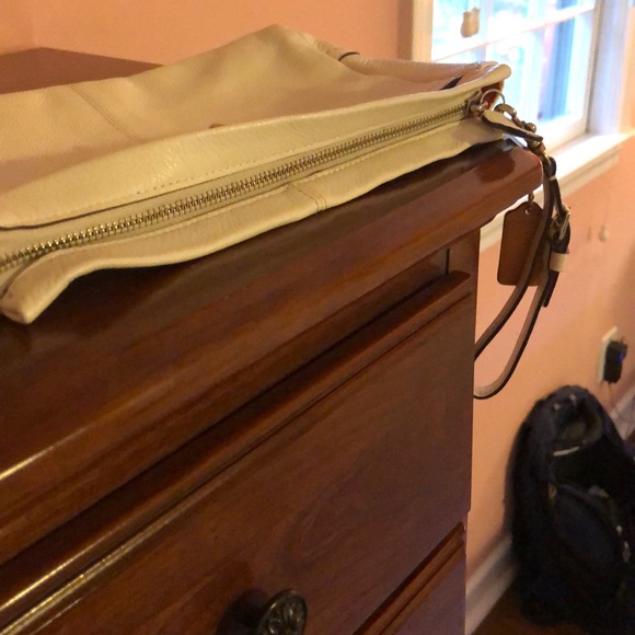 Coach white clutch w/ wrist strap & zipper closure - Picture 5 of 10